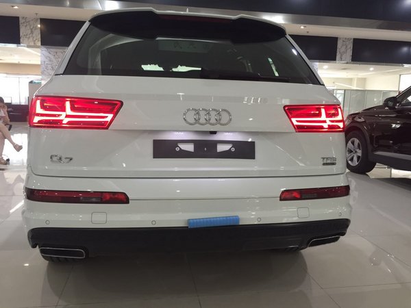 奥迪Q7欧规顶配45TFSI 尊贵版港口促销价-图3