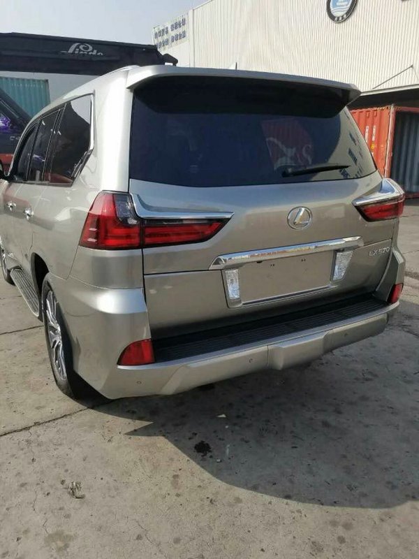 越野神車?yán)卓怂_斯LX570 加版凌志誠降價(jià)-圖3