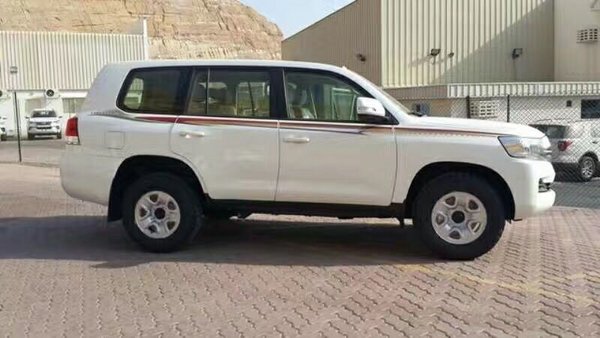 17款丐版豐田酷路澤4000 第一批現(xiàn)車入港-圖4
