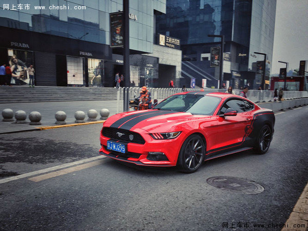 炫酷跑车亮相西安王府井百货 引发围观_西安车市-网上车市