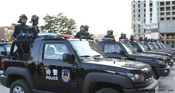 硬汉戎装 北京40特警巡逻车内蒙巡防