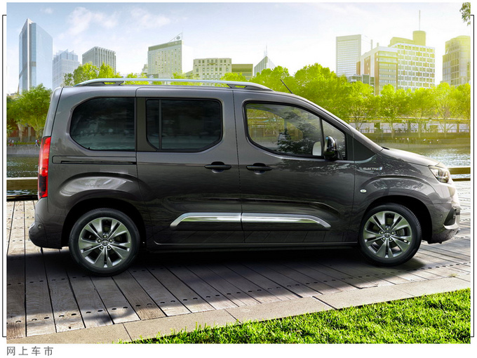 丰田新款MPV曝光四季度开售/内饰七座布局-图2