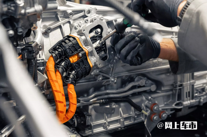 宾利将停售V8W12燃油车换搭全新混动引擎-图3