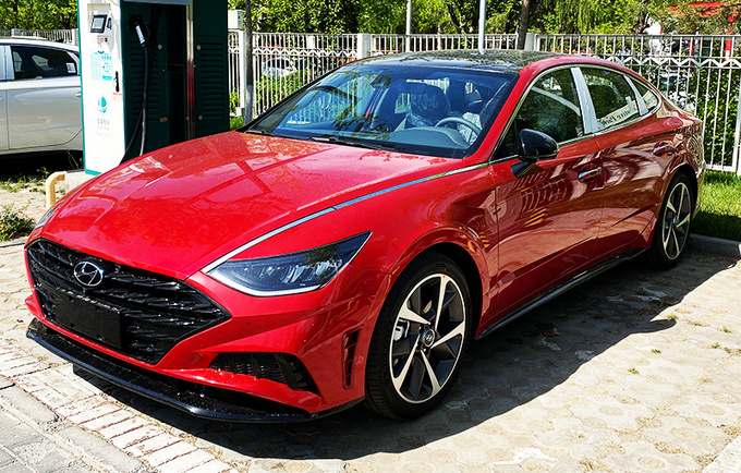 现代国产10代索纳塔抢先实拍 颠覆性设计超惊艳-图1