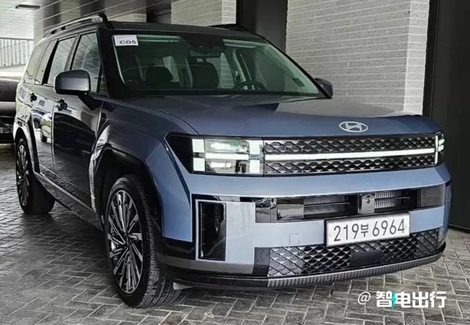 现代全新胜达实车街拍外观酷似路虎卫士/明年国产-图1