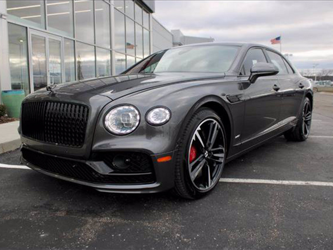 宾利飞驰进店实拍搭6.0T W12发动机/配熏黑中网-图1