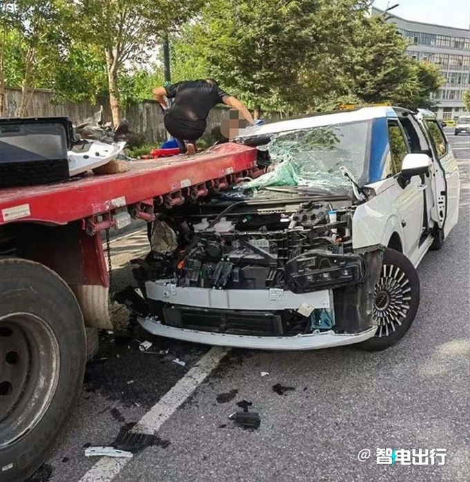 理想L7惨烈车祸车顶消失AB柱全断网友比奇瑞差远了-图7