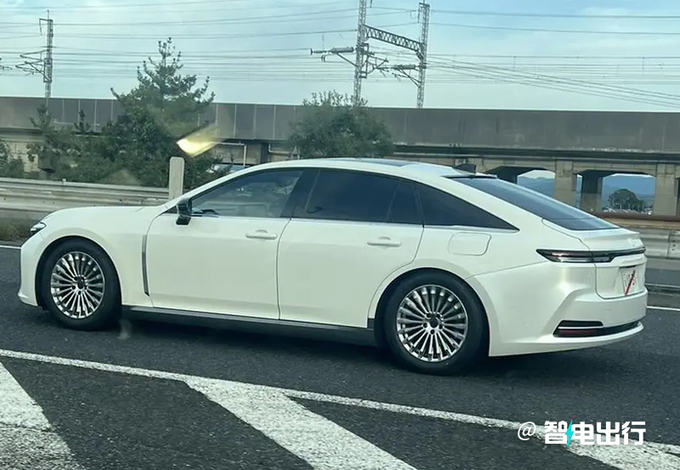 丰田全新皇冠轿车实车街拍下月首发/车长超5米-图2