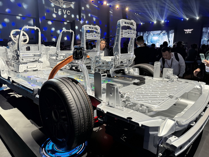 解锁新时代MPV美学 LEVC L380纯电8座豪华MPV设计有何不同-图24