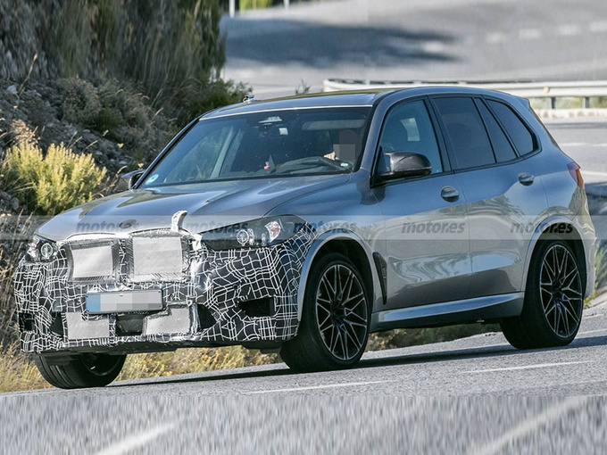 宝马X5新车型路试曝光搭4.4T V8引擎/配运动套件-图1