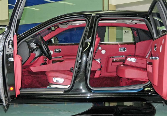 劳斯莱斯古思特限时降 极品豪车心动不已-图7