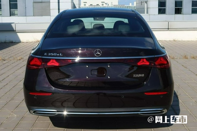奔驰全新E级插混版实拍车身更低 油耗大幅降低-图2