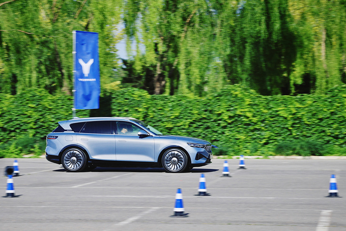 场地试驾岚图FREE 零百加速4秒的SUV是什么体验-图12