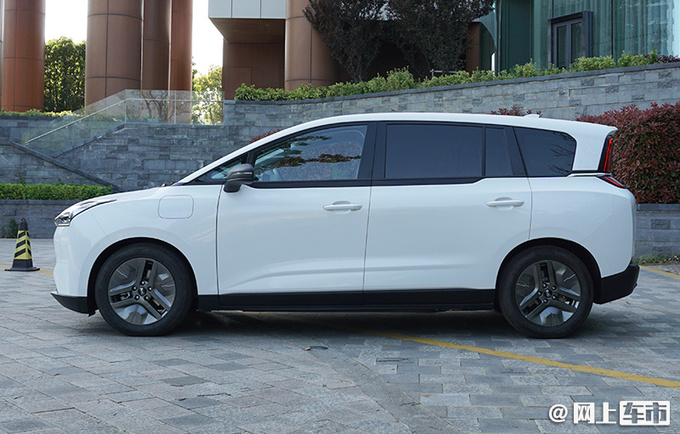 奔腾全新MPV售XX.XX万 专供出行市场 续航400km-图2