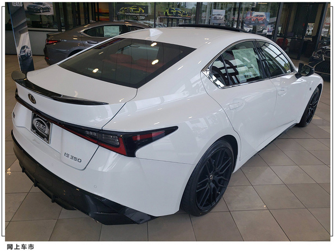 雷克萨斯全新IS实拍搭3.5L引擎/熏黑贯穿式尾灯-图2