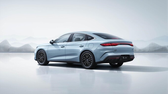 北京车展比亚迪全新中级轿车秦L DM-i亮相二季度上市-图3