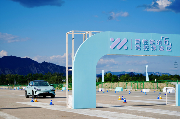 场地体验史上最强6系智己LS6的智驾表现和性能操控如何-图2