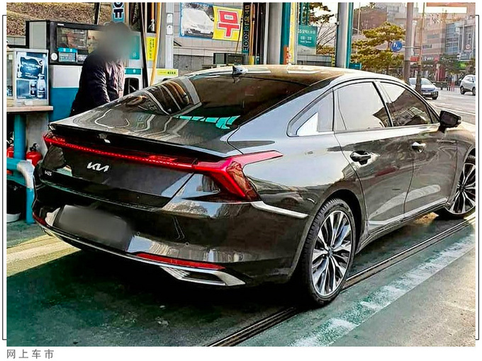 起亚全新K8实车街拍搭2.0T/奔驰E级同款内饰-图4