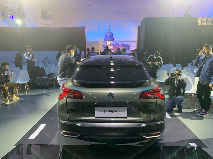 东风雪铁龙凡尔赛c5x全球首发法系全新中型跨界车
