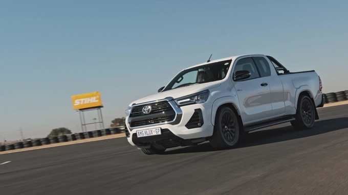 560马力的丰田海拉克斯搭载AMG 6.2升V8动力-图6