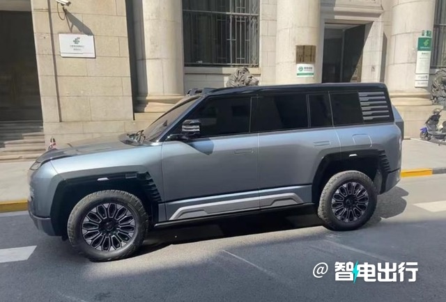 比亚迪仰望U8实车街拍内饰更惊艳/比奔驰G级大-图2
