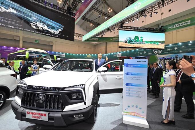 中國重汽皮卡亮相印度尼西亞濰柴動力柴油機+三把鎖-圖1