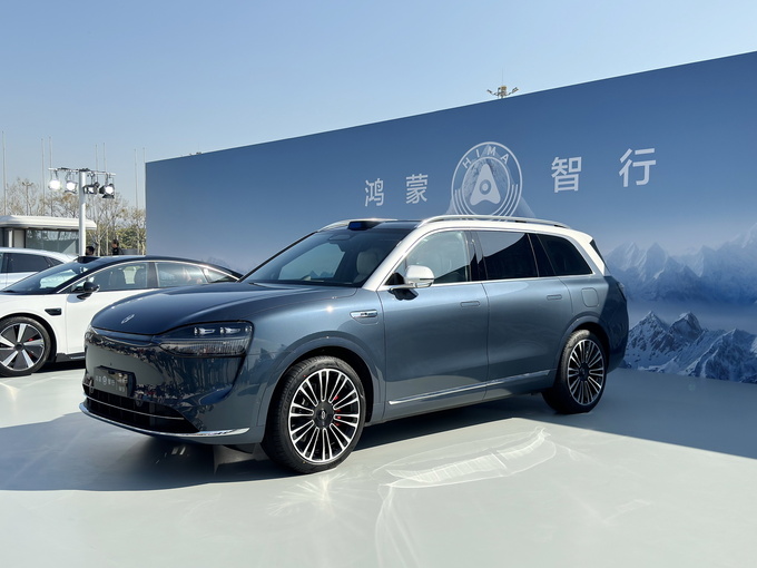 搭载华为十大黑科技 豪华科技旗舰问界M9正式开卖  售46.98万起-图1