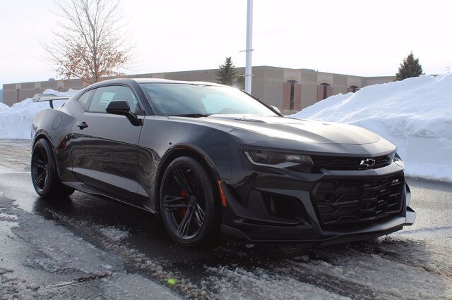 雪佛兰黑化大黄蜂实拍搭6.2升引擎/巨大尾翼-图1