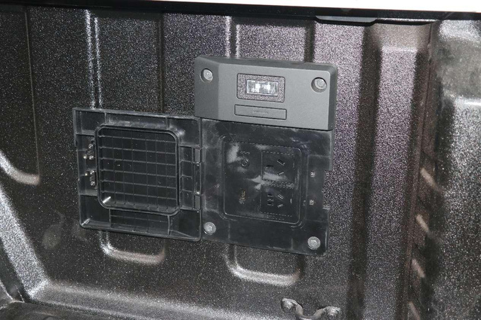 用车成本骤降+续航里程飙升 全球首款超级增程皮卡首发亮相-图7