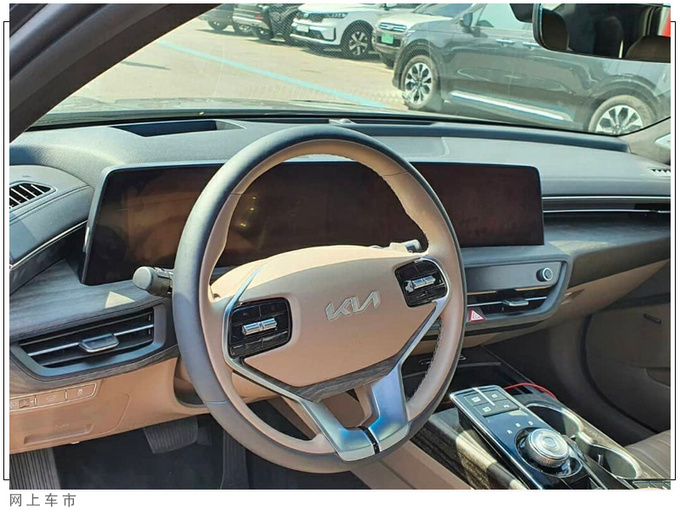 起亚全新K8实车街拍搭2.0T/奔驰E级同款内饰-图5