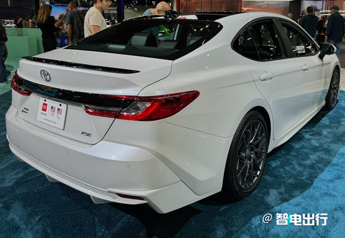 丰田全新一代凯美瑞实拍国内减配四驱/停售燃油版-图2