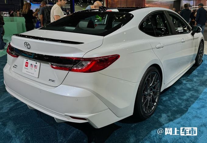 丰田全新一代凯美瑞实拍国内减配四驱/停售燃油版-图2