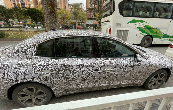 红旗纯电动轿车内饰曝光配悬浮大屏 3个月后量产-图2