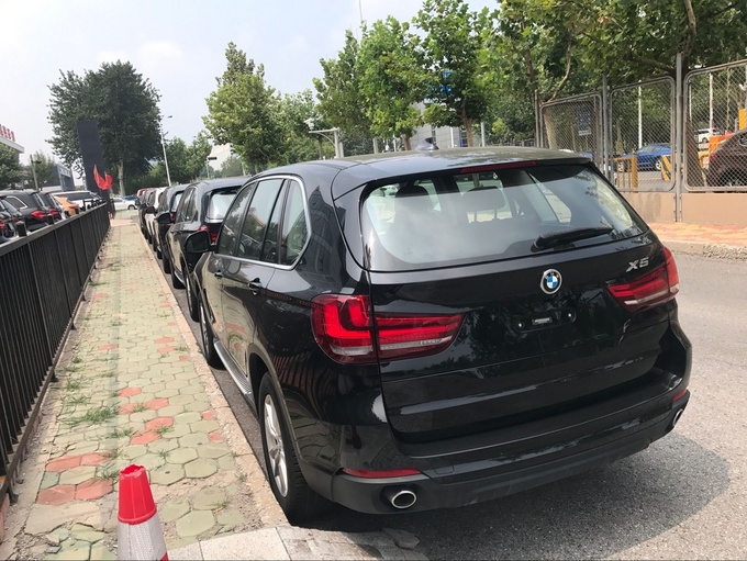 宝马X5中东版纯进口高性能越野车中控台给人优雅感觉的木质内饰和以及显示出运动感的铝制装饰条也提升了车辆的整体的档次。严格依据人体工程学打造的M方向盘,在一触之间让您感受BMW的高性能与独一无二,居高临下的视野传递的信息清晰无误,在这里,一切听从您的掌控。