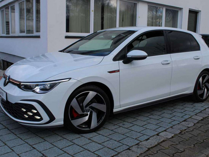 大众全新高尔夫GTI实拍双出排气/熏黑网格状格栅-图1