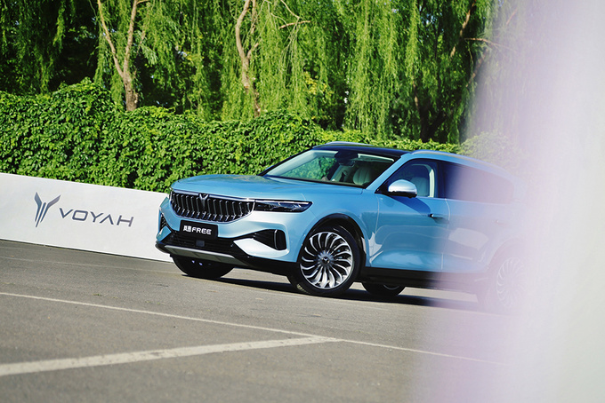 场地试驾岚图FREE 零百加速4秒的SUV是什么体验-图1