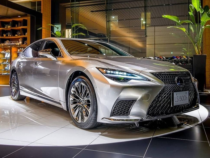 雷克萨斯新款LS到店实拍搭3.5L引擎/内饰更豪华-图1