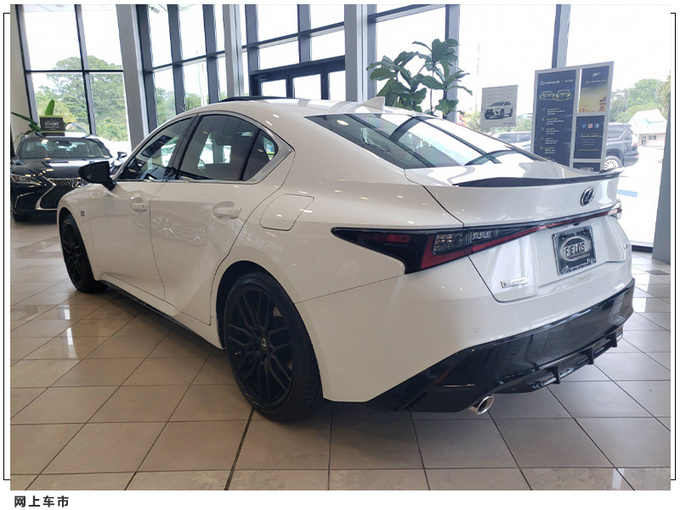 雷克萨斯全新IS实拍搭3.5L引擎/熏黑贯穿式尾灯-图4