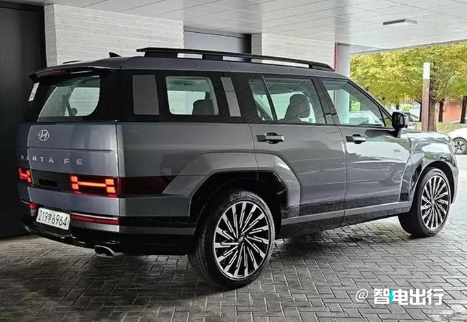 现代全新胜达实车街拍外观酷似路虎卫士/明年国产-图2