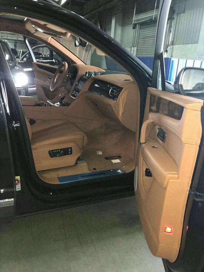 18款宾利添越4.0T 柴油V8五座报价258万-图4