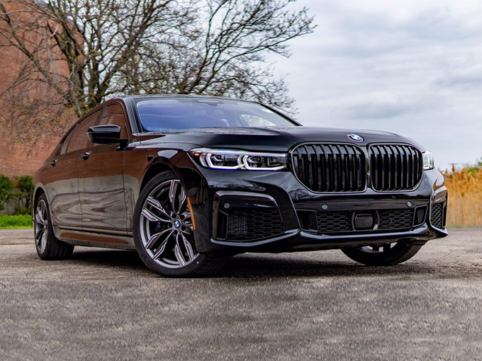 宝马新款M760i实拍搭6.6T加速媲美M5/配黑化套件-图1