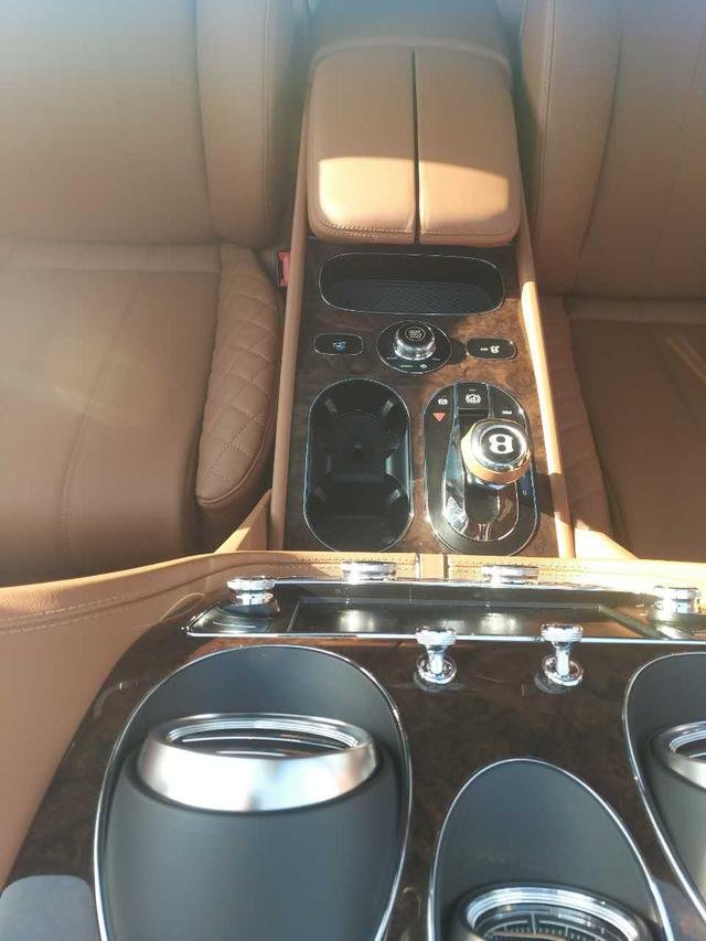 宾利添越奢华新配置 大气越野升级科技感-图5