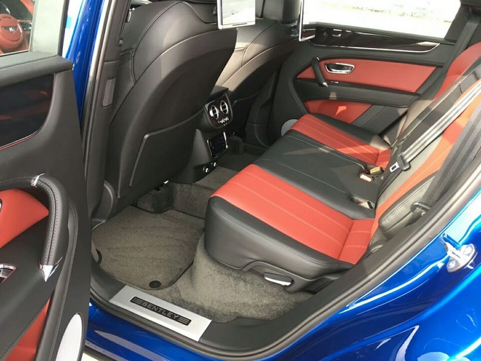 18款宾利添越汽油V8?亮片蓝SUV身份象征-图6