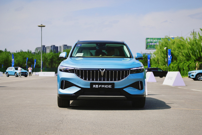 场地试驾岚图FREE 零百加速4秒的SUV是什么体验-图2