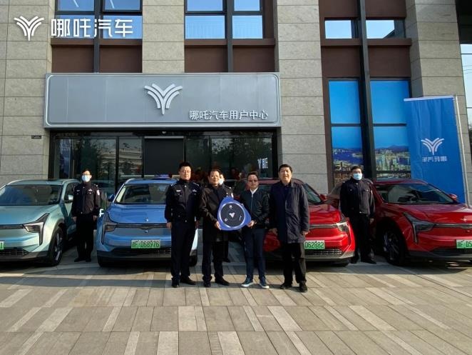 哪吒汽车为西安增绿色与交警联手宣传倡导绿色出行