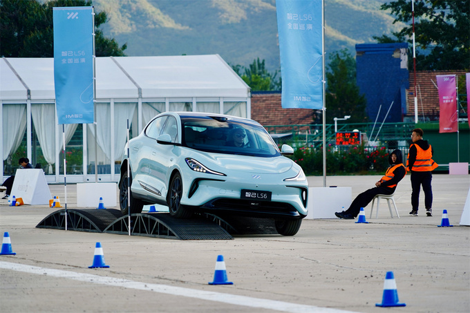 场地体验史上最强6系智己LS6的智驾表现和性能操控如何-图15