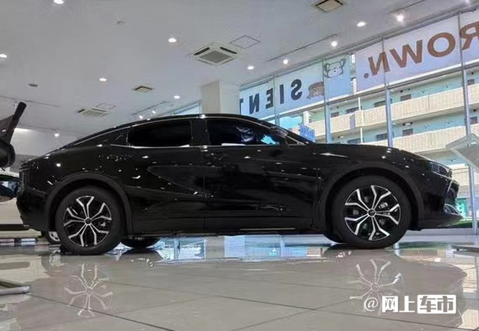 丰田全新皇冠到店实拍下月国内开售/比凯美瑞好看-图2