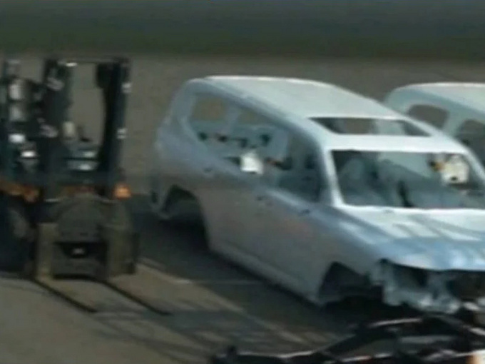 丰田全新兰德酷路泽白车身曝光下月即将亮相-图1