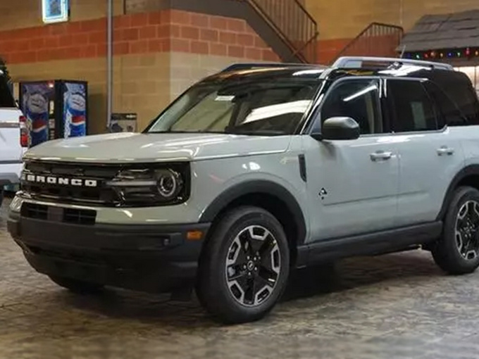 福特全新SUV实拍 搭2.0T+四驱/双色车身造型方正-图1