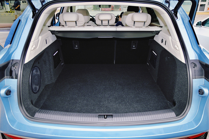 场地试驾岚图FREE 零百加速4秒的SUV是什么体验-图17